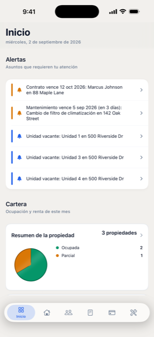 LeaseLab dashboard on iPhone in Spanish, showing alerts and a portfolio summary translated into Spanish